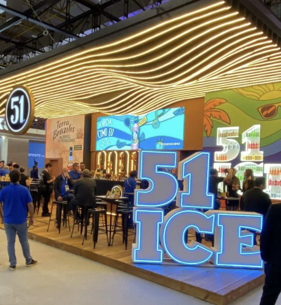 Cachaça 51 apresenta novo rótulo inspirado nas origens e estreia o conceito “Uma Boa Ideia” na garrafa, durante a APAS SHOW