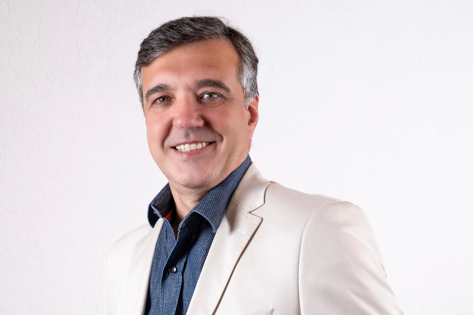 O que transforma uma conversa com IA em venda Paulo Pellon, country manager da WIZ.AI no Brasil, participa do CONAREC 2026 ao lado de executivos da Decolar, Cogna Educação, Grupo OLX e Agibank